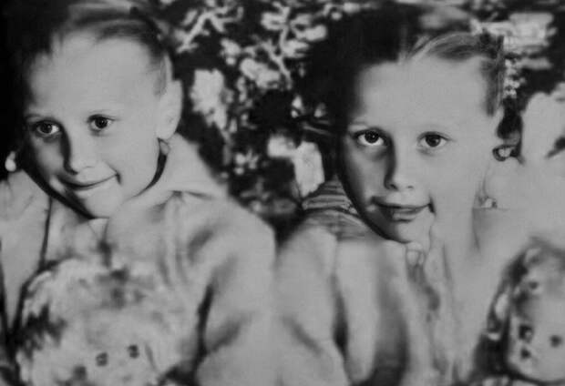 В случае с близнецами Поллок их родители больше не могли закрывать глаза на сверхъестественную природу происходящего. В возрасте всего 4-х лет девочки боялись проезжающих машин. Они всегда боялись переходить улицу. «За нами едет машина», - часто плакали они. Однажды родители услышали от девочек их рассказ о трагедии 5 мая 1957 года.