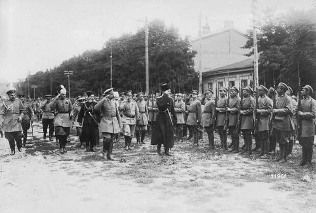 Инспекция украинских войск во главе со Скоропадским