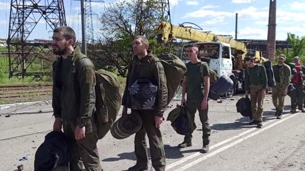 Сдавшиеся в плен украинские военнослужащие и боевики националистического батальона Азов на территории комбината Азовсталь в Мариуполе. Стоп-кадр видео Сдавшиеся в плен украинские военнослужащие и боевики националистического батальона Азов на территории комбината Азовсталь в Мариуполе. Стоп-кадр видео - РИА Новости, 1920, 31.05.2022
