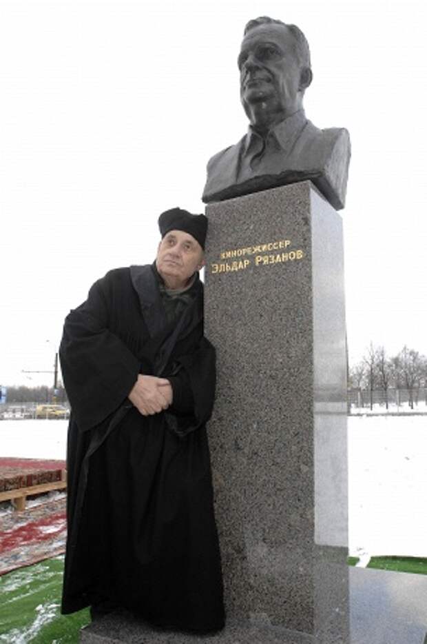 Рязанов на церемонии открытия бронзового бюста на территории Гуманитарного университета профсоюзов, 2007 год