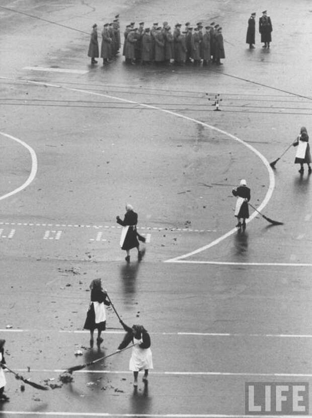 Дворники подметающие Красную площадь после парада. СССР, Москва, 1961 год. 