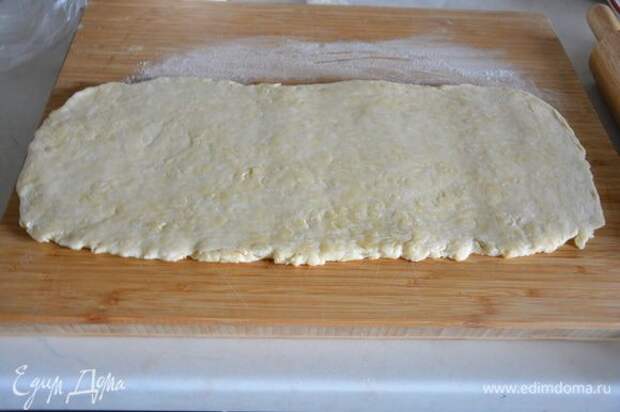 Достать тесто из холодильника и раскатать в длинный пласт на доске, присыпленной мукой. Мука в подразделе «Слоеное тесто, масляный слой» — для раскатки теста.