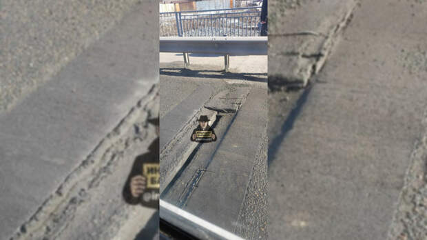 В трещины уже видно воду. Горожане пожаловались на опасное состояние моста через Барнаулку