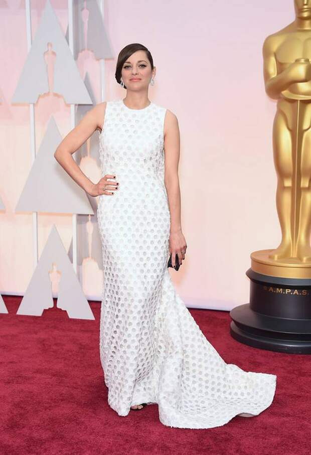 Marion Cotillard long white dress with black clutch at Oscar Marion Cotillard long white dress with black clutch at Oscar