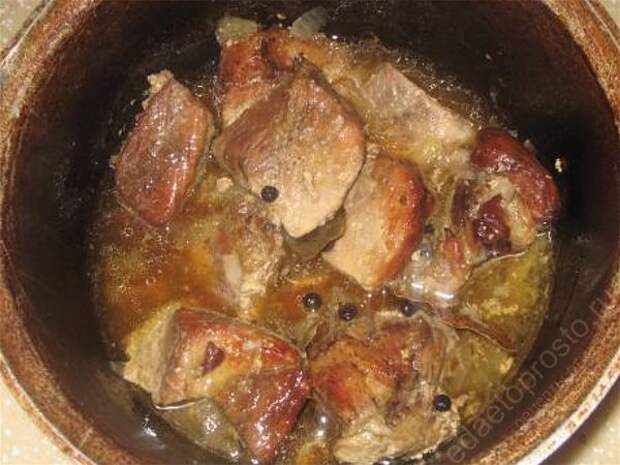 добавьте к свинине порезанный лук и лавровый лист. пошаговое фото этапа приготовления драников с мясом