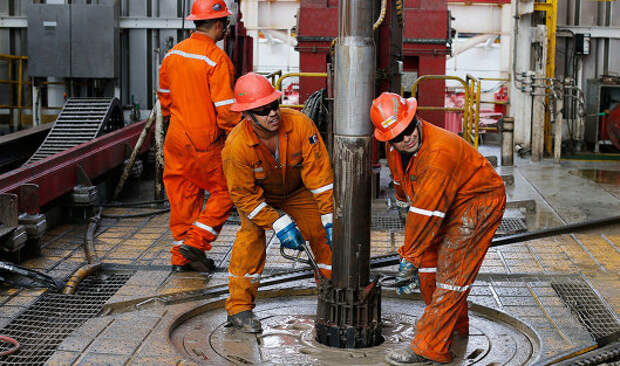 Нефтяники устанавливают сверло на буровой платформе Pemex в Мексиканском заливе.