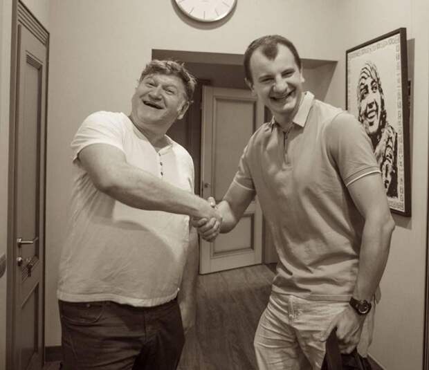 «Гудковец» Некрасов идет в Мосгордуму при поддержке русофобов с Украины Слева — Карась Евгений Валерьевич, галерист, куратор выставок современного искусства. Справа — Карась Евгений Васильевич, лидер радикальной националистической организации «С14»