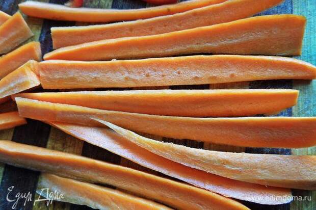 Для начинки морковь разделить вдоль на 6 частей.