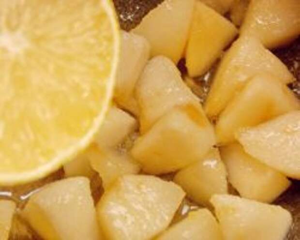 В тушёные яблоки добавляем сок лимона