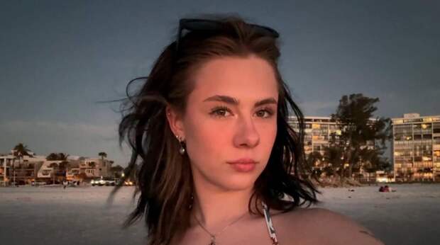 Живущая в США дочь Ефремова устроила фотосессию в купальнике