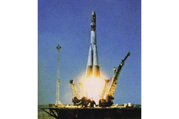 В конце 1950-х СССР ликвидировал технологическое отставание от США. Через месяц после запуска искусственного спутника Земли в космос полетел первый спутник с живым существом на борту — собакой по кличке Лайка. В 1959-м на Луне приземлились советские спутники Луна-2 и Луна-9, а 12 апреля 1961-го Юрий Гагарин стал первым человеком, облетевшем Землю. Американцы ответили пилотируемым полетом на Луну 20 июля 1969-го. Всего по программе «Аполлон» было совершено шесть успешных высадок 