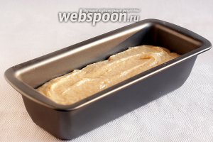 Выложить тесто в кексовую форму. Я её ничем не смазываю, тесто и так жирное, а форма с антипригарным покрытием. Выпекать 40 минут, температура духовки 180°С.