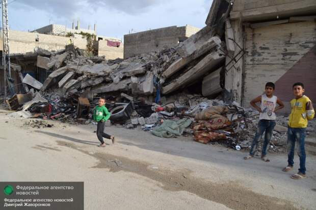Дети в Дамаске у разрушенной школы