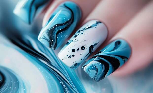 Тюльпаны, френч и блестки: модный маникюр на 8 марта