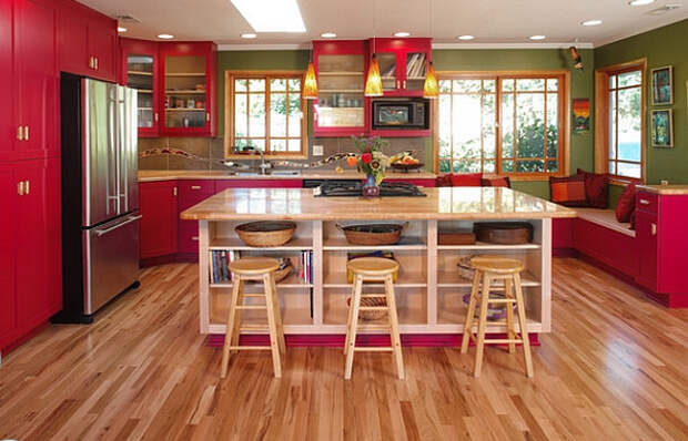Красная кухня от Corvallis Custom Kitchens & Baths