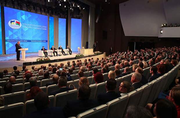 Снимки с самой гомельской встречи. Забавный факт состоит в том, что брать с сайта главы Украины эти фото не выйдет по ряду причин, но взять этот снимок с сайта Лукашенко можно, за что особое спасибо президенту РБ и его администрации.