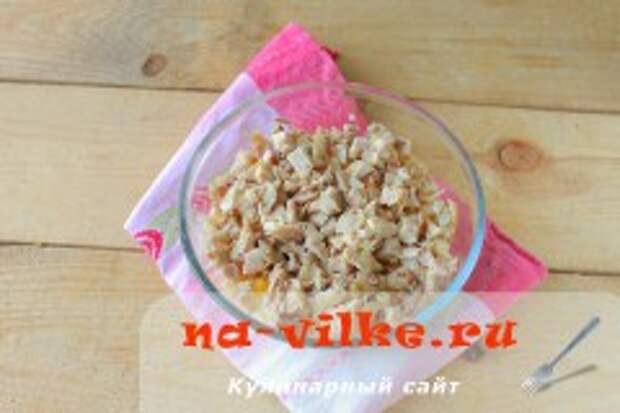 Салат с курицей и маринованными шампиньонами