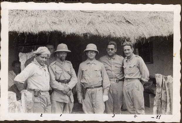 Генерал Беляев (второй слева) с парагвайскими офицерами