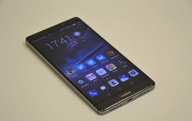 Huawei Mate 8: вид спереди
