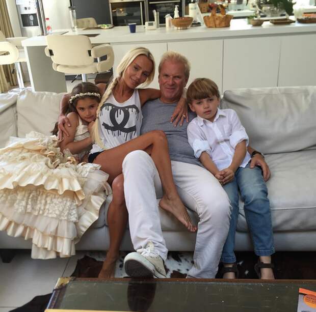 Кристина Сысоева с детьми и мужем