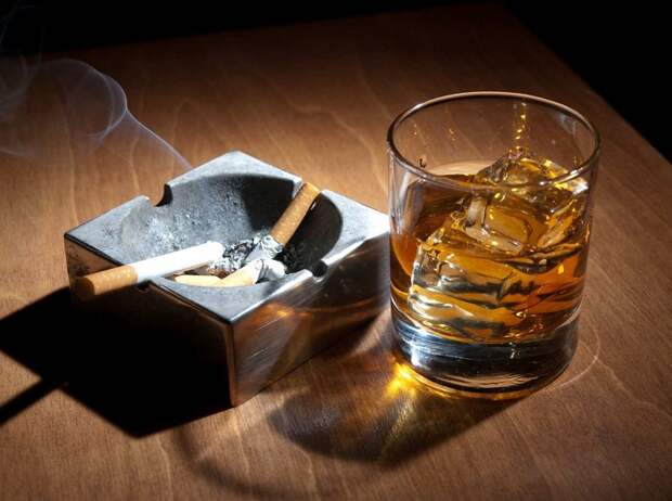 Сигареты и алкоголь не только дорого стоят, но и вредят здоровью. / Фото: versiya.info