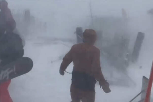 Снежная буря сбила с ног туристов на горнолыжном курорте и попала на видео