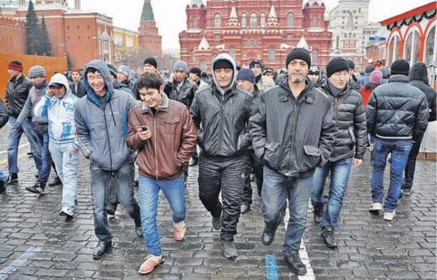 Толпы мигрантов на Красной площади