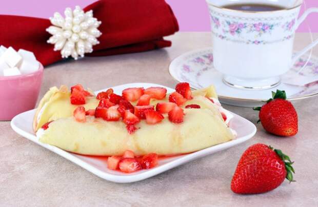 Блины с клубникой