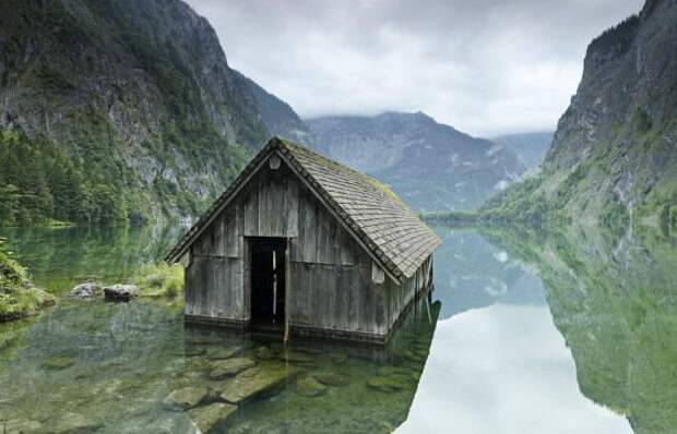 Маленький домик в горах будит мечты об уединении