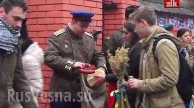 В годовщину Голодомора у консульства России во Львове поставили «НКВДшника», который отбирал у украинцев хлеб и ел колбасу (ФОТО, ВИДЕО) | Русская весна