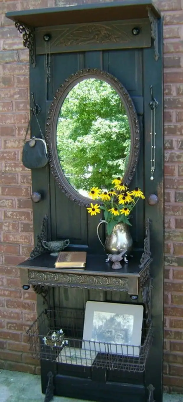 Старая дверь в саду