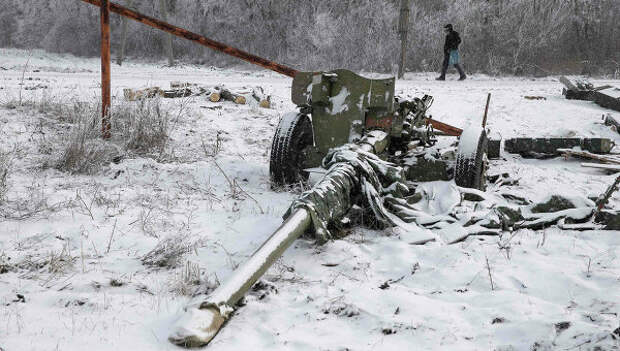 Разбитая пушка украинской армии в городе Углегорск, западнее Дебальцево