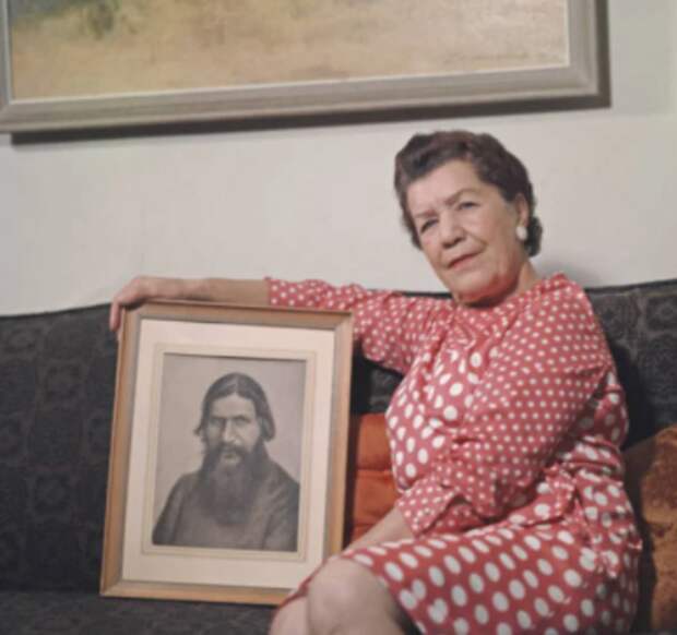Матрена Распутина с портретом отца. Источник: Тайны 20 века