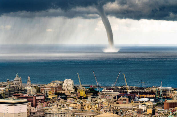 Российский турист запечатлел гигантский смерч, надвигающийся на Генуя генуя, италия, смерч