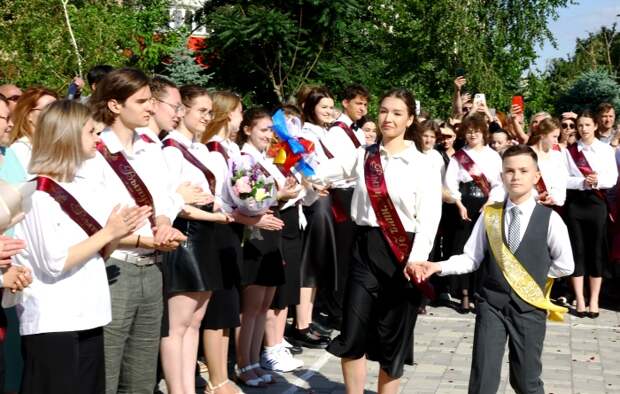 Звонок – на большую перемену: Игорь Бабушкин поздравил астраханских выпускников с окончанием школы