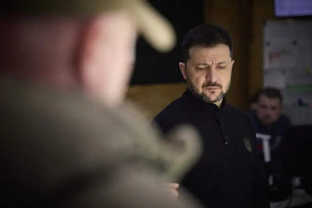 На фоне отсутствующей помощи Запада Зеленский начал тратить на закупки оружия выделенные на зарплаты военным средства