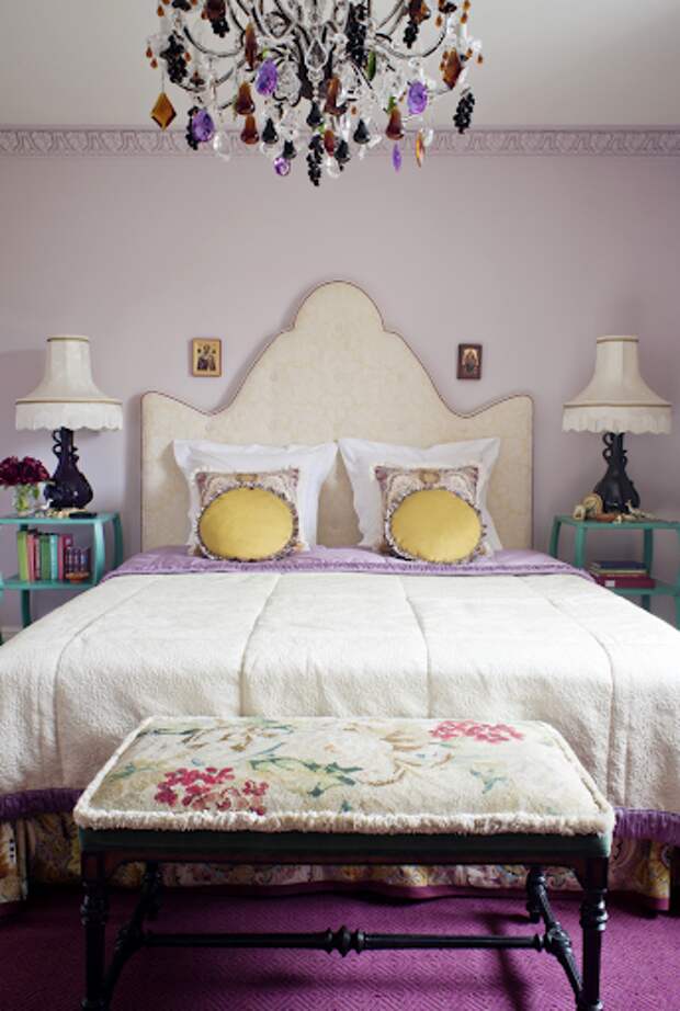 Спальня. Антикварная банкетка с гобеленовой обивкой сочетается с современными элементами — плетеным ковром, прикроватными столиками