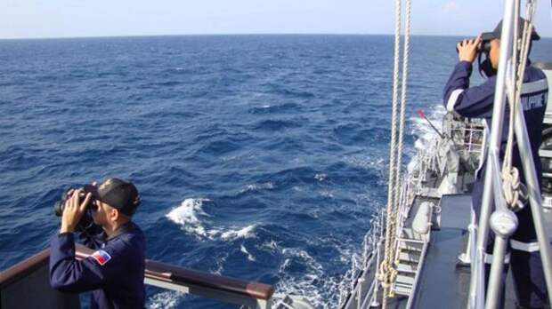 Не менее 12 человек пропали без вести в результате крушения судна у берегов Индонезии
