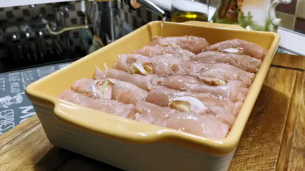 Завернула и запекла под соусом. Как я готовлю сочную куриную грудку с начинкой в духовке