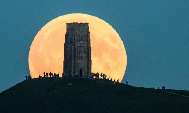 Кровавая луна в Гластонбери, Англия