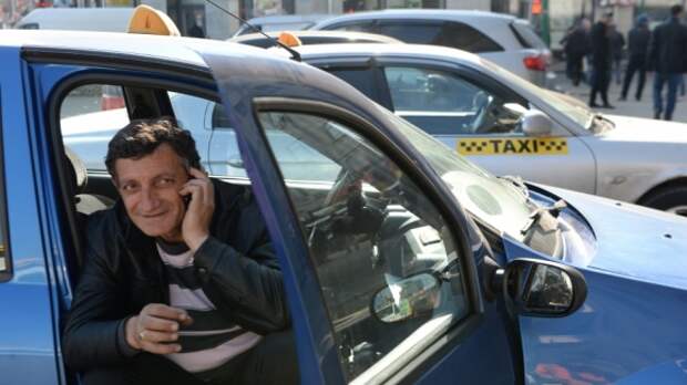 Таксисты всей России получат право работать в Москве