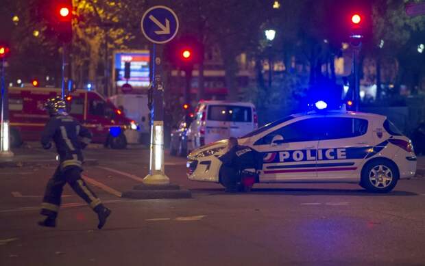 Полиция у концертного зала Bataclan в 11-м округе Парижа, там в заложниках оказалось около 100 человек