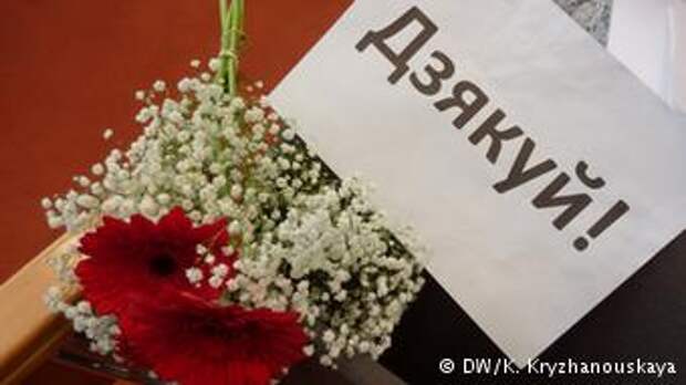 Цветы для Светланы Алексиевич от журналистов из Беларуси