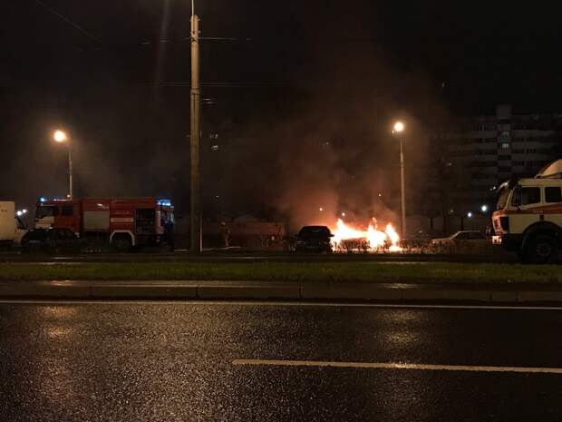 Пожар на суздальском проспекте сегодня. Пожар на Суздальском проспекте сейчас. Горящая машина. 2011 Сгорел автомобиль у белого дома. Сгорела машина в Любани СПБ 01.10.2022.