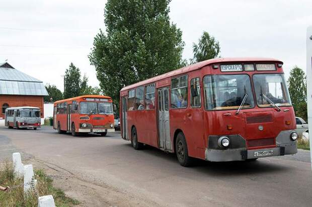 Автобусы ходили по расписанию, но не всегда. А мы там ждали и надеялись  ЛиАЗ 677, автобус, ностальгия, ссср