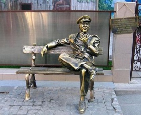 Памятник Остапу Бендеру в Харькове. Эти таинственные и загадочные «12 стульев»…