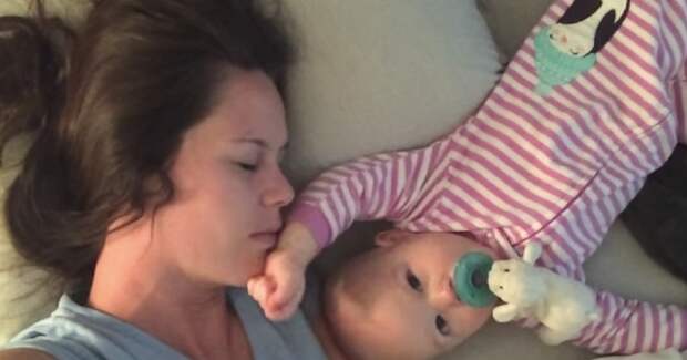 Это видео умиляет на 100%. Мамочка пытается уснуть рядом с ребенком.