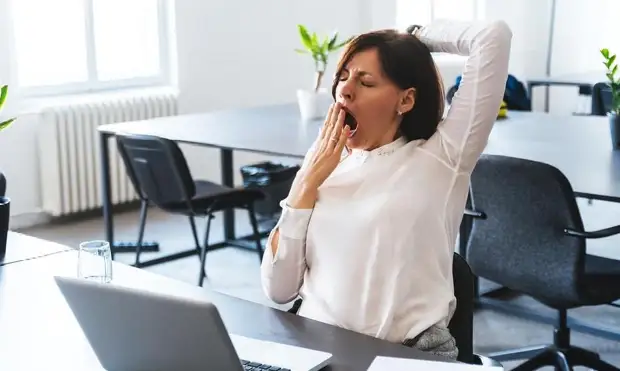 Можно в офисе и на кухне: тренировка за 5 минут, которая более эффективна, чем часовая