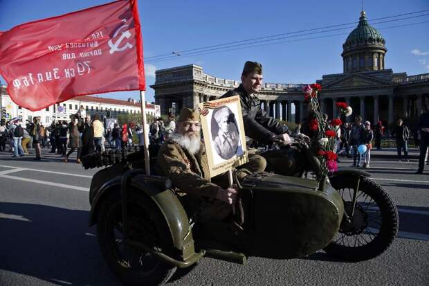 Участник акции Бессмертный полк в Санкт-Петербурге