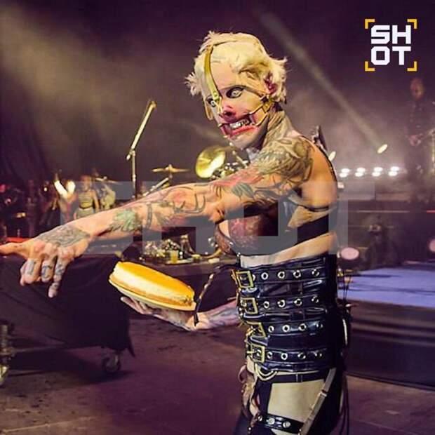 «Торт прилетел прямо в лицо!»: барабанщик Rammstein ошарашил российского туриста на концерте в Таиланде